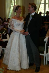 18-10-2003 KONINKLIJK HUIS: BRUILOFT VAN PAULINE SCHRODER IN BLOEMENDAAL.
Tal van familie leden en vrienden waren aanwezig op de bruiloft van de dochter van Martin Schroder. Ook enkele leden van het koningshuis waren aanwezig.
foto: Albert den Iseger.