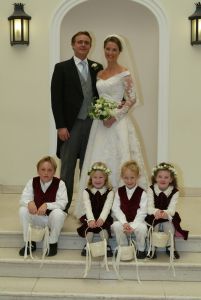 18-10-2003 KONINKLIJK HUIS: BRUILOFT VAN PAULINE SCHRODER IN BLOEMENDAAL.
Tal van familie leden en vrienden waren aanwezig op de bruiloft van de dochter van Martin Schroder. Ook enkele leden van het koningshuis waren aanwezig.
foto: Albert den Iseger.