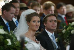 18-10-2003 KONINKLIJK HUIS: BRUILOFT VAN PAULINE SCHRODER IN BLOEMENDAAL.
Tal van familie leden en vrienden waren aanwezig op de bruiloft van de dochter van Martin Schroder. Ook enkele leden van het koningshuis waren aanwezig.
foto: Albert den Iseger.