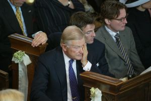 18-10-2003 KONINKLIJK HUIS: BRUILOFT VAN PAULINE SCHRODER IN BLOEMENDAAL.
Tal van familie leden en vrienden waren aanwezig op de bruiloft van de dochter van Martin Schroder. Ook enkele leden van het koningshuis waren aanwezig.
foto: Albert den Iseger.