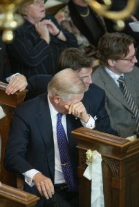 18-10-2003 KONINKLIJK HUIS: BRUILOFT VAN PAULINE SCHRODER IN BLOEMENDAAL.
Tal van familie leden en vrienden waren aanwezig op de bruiloft van de dochter van Martin Schroder. Ook enkele leden van het koningshuis waren aanwezig.
foto: Albert den Iseger.