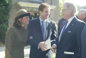 18-10-2003 KONINKLIJK HUIS: BRUILOFT VAN PAULINE SCHRODER IN BLOEMENDAAL.
Tal van familie leden en vrienden waren aanwezig op de bruiloft van de dochter van Martin Schroder. Ook enkele leden van het koningshuis waren aanwezig.
foto: Albert den Iseger.
