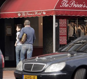 11-01-2006 SHOWBIZZ; ROB DE NIJS VINDT ZIJN NIEUWE BELINDA: Rob de Nijs heeft een nieuwe liefde Henriette, wij vonden Rob en zijn nieuwe Belinda in het Belgische Knokke. Weekblad Prive doet deze week een uitgebreid verslag van onze speurtocht naar het voor het oog een verliefde stel.
Foto: Albert den Iseger.