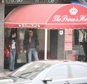 11-01-2006 SHOWBIZZ; ROB DE NIJS VINDT ZIJN NIEUWE BELINDA: Rob de Nijs heeft een nieuwe liefde Henriette, wij vonden Rob en zijn nieuwe Belinda in het Belgische Knokke. Weekblad Prive doet deze week een uitgebreid verslag van onze speurtocht naar het voor het oog een verliefde stel.
Foto: Albert den Iseger.