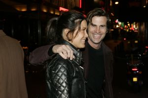 17-01-2006 SHOWBIZZ; JOHNNY DE MOL EN ZIJN VRIENDIN DAPHNE VIEREN JOHNNY\'S VERJAARDAG. Johnny de Mol vierde zijn 27 ste verjaardag in disqotheek Zebra te Amsterdam. Vele vrienden waren aanwezig oa. Dinand en zijn vriendin Lucy Hopkins, Robine van der Meer en Mark van der Loo, Barry Hay en Sandra, Tygo Gernadt en Angela Kluivert.Deze week een exclusief verhaal omtrent dit feest in de Prive.
foto: Albert den Iseger