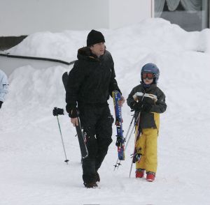 04-01-2006 SHOWBIZZ; LINDA SANDER NOA EN JULIAN VERMAKEN ZICH OPPERBEST IN LECH. Linda de Mol en Sander Vahle vermaken zich met hun kinderen heerlijk op de piste\'s van het Oostenrijkse Lech. Elke dag heerlijk skieen roddelen en sneeuwgevechten zijn aan de orde van de dag voor de familie de Mol die heerlijk op vakantie is in het pittoreske Lech.
foto\'s Albert den Iseger.
