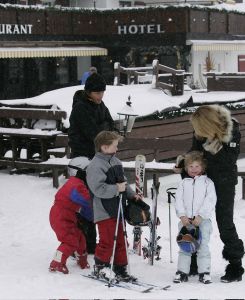 04-01-2006 SHOWBIZZ; LINDA SANDER NOA EN JULIAN VERMAKEN ZICH OPPERBEST IN LECH. Linda de Mol en Sander Vahle vermaken zich met hun kinderen heerlijk op de piste\'s van het Oostenrijkse Lech. Elke dag heerlijk skieen roddelen en sneeuwgevechten zijn aan de orde van de dag voor de familie de Mol die heerlijk op vakantie is in het pittoreske Lech.
foto\'s Albert den Iseger.