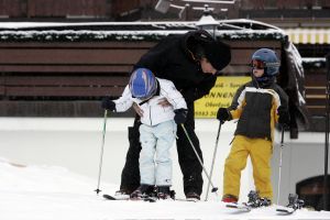 04-01-2006 SHOWBIZZ; LINDA SANDER NOA EN JULIAN VERMAKEN ZICH OPPERBEST IN LECH. Linda de Mol en Sander Vahle vermaken zich met hun kinderen heerlijk op de piste\'s van het Oostenrijkse Lech. Elke dag heerlijk skieen roddelen en sneeuwgevechten zijn aan de orde van de dag voor de familie de Mol die heerlijk op vakantie is in het pittoreske Lech.
foto\'s Albert den Iseger.