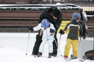 04-01-2006 SHOWBIZZ; LINDA SANDER NOA EN JULIAN VERMAKEN ZICH OPPERBEST IN LECH. Linda de Mol en Sander Vahle vermaken zich met hun kinderen heerlijk op de piste\'s van het Oostenrijkse Lech. Elke dag heerlijk skieen roddelen en sneeuwgevechten zijn aan de orde van de dag voor de familie de Mol die heerlijk op vakantie is in het pittoreske Lech.
foto\'s Albert den Iseger.