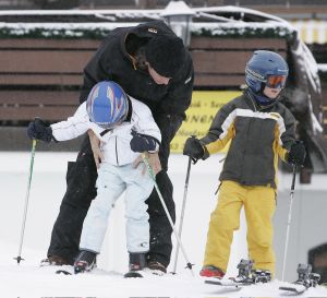 04-01-2006 SHOWBIZZ; LINDA SANDER NOA EN JULIAN VERMAKEN ZICH OPPERBEST IN LECH. Linda de Mol en Sander Vahle vermaken zich met hun kinderen heerlijk op de piste\'s van het Oostenrijkse Lech. Elke dag heerlijk skieen roddelen en sneeuwgevechten zijn aan de orde van de dag voor de familie de Mol die heerlijk op vakantie is in het pittoreske Lech.
foto\'s Albert den Iseger.