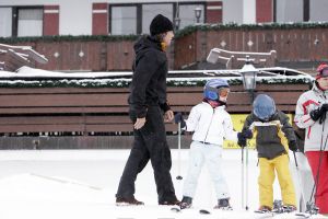 04-01-2006 SHOWBIZZ; LINDA SANDER NOA EN JULIAN VERMAKEN ZICH OPPERBEST IN LECH. Linda de Mol en Sander Vahle vermaken zich met hun kinderen heerlijk op de piste\'s van het Oostenrijkse Lech. Elke dag heerlijk skieen roddelen en sneeuwgevechten zijn aan de orde van de dag voor de familie de Mol die heerlijk op vakantie is in het pittoreske Lech.
foto\'s Albert den Iseger.