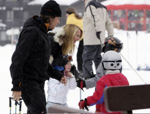 04-01-2006 SHOWBIZZ; LINDA SANDER NOA EN JULIAN VERMAKEN ZICH OPPERBEST IN LECH. Linda de Mol en Sander Vahle vermaken zich met hun kinderen heerlijk op de piste\'s van het Oostenrijkse Lech. Elke dag heerlijk skieen roddelen en sneeuwgevechten zijn aan de orde van de dag voor de familie de Mol die heerlijk op vakantie is in het pittoreske Lech.
foto\'s Albert den Iseger.
