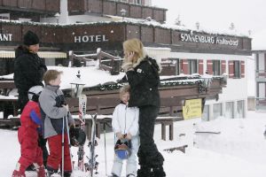 04-01-2006 SHOWBIZZ; LINDA SANDER NOA EN JULIAN VERMAKEN ZICH OPPERBEST IN LECH. Linda de Mol en Sander Vahle vermaken zich met hun kinderen heerlijk op de piste\'s van het Oostenrijkse Lech. Elke dag heerlijk skieen roddelen en sneeuwgevechten zijn aan de orde van de dag voor de familie de Mol die heerlijk op vakantie is in het pittoreske Lech.
foto\'s Albert den Iseger.