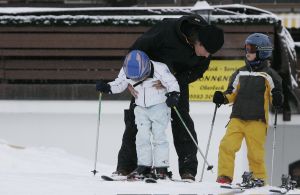 04-01-2006 SHOWBIZZ; LINDA SANDER NOA EN JULIAN VERMAKEN ZICH OPPERBEST IN LECH. Linda de Mol en Sander Vahle vermaken zich met hun kinderen heerlijk op de piste\'s van het Oostenrijkse Lech. Elke dag heerlijk skieen roddelen en sneeuwgevechten zijn aan de orde van de dag voor de familie de Mol die heerlijk op vakantie is in het pittoreske Lech.
foto\'s Albert den Iseger.