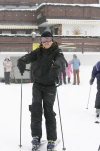 04-01-2006 SHOWBIZZ; LINDA SANDER NOA EN JULIAN VERMAKEN ZICH OPPERBEST IN LECH. Linda de Mol en Sander Vahle vermaken zich met hun kinderen heerlijk op de piste\'s van het Oostenrijkse Lech. Elke dag heerlijk skieen roddelen en sneeuwgevechten zijn aan de orde van de dag voor de familie de Mol die heerlijk op vakantie is in het pittoreske Lech.
foto\'s Albert den Iseger.