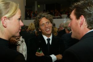 23-10-2004 SHOWBIZZ; GALA PREMIERE VAN DE  FILM  ELLIS IN GLAMOURLAND. Met Linda de Mol Joan Collins en Chris Tates, regie door Pieter Kramer,die bekend werd door de serie Ja Zuster Nee Zuster.
foto: Albert den Iseger.