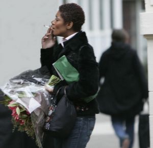 24-01-2006 SHOWBIZZ; SYLVANA SIMONS GAAT EIGEN WEG NA ECHTSCHEIDING. Sylvana is na de scheiding van tafel en bed bezig haar leven weer op te pakken met de dagelijkse dingen van het leven. Zo opende zij afgelopen zaterdag een tentoonstelling in de Zuiderkerk te Amsterdam. Laat zij de boodschappen doen door de au pair en word rond gereden door een particulier chauffeur. 
foto ; Albert den Iseger