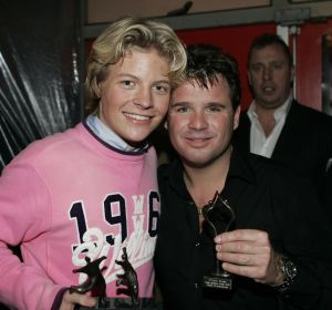 19-01-2006 SHOWBIZZ; GEELS NIEUWJAARSPARTY WEER EEN DAVEREND SUCCES. Vele artiesten waren weer aanwezig op de Geels nieuwjaarsparty in de gezellige Bobsaloon te Uitgeest. Awards waren er o.a. voor Marco Borsato_Jim Bakkum en Julie Fryer_ Jan Smit_Thomas Berge_Gerard Joling en Gordon_Lieke van Lexmond en vele anderen. Al weer 24 jaar de Geels populairiteits awards in Noord Holland, het begint echt een must te worden bij de vele artiesten om hierbij aanwezig te zijn.
foto: Albert den Iseger.