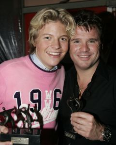 19-01-2006 SHOWBIZZ; GEELS NIEUWJAARSPARTY WEER EEN DAVEREND SUCCES. Vele artiesten waren weer aanwezig op de Geels nieuwjaarsparty in de gezellige Bobsaloon te Uitgeest. Awards waren er o.a. voor Marco Borsato_Jim Bakkum en Julie Fryer_ Jan Smit_Thomas Berge_Gerard Joling en Gordon_Lieke van Lexmond en vele anderen. Al weer 24 jaar de Geels populairiteits awards in Noord Holland, het begint echt een must te worden bij de vele artiesten om hierbij aanwezig te zijn.
foto: Albert den Iseger.