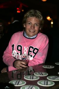 19-01-2006 SHOWBIZZ; GEELS NIEUWJAARSPARTY WEER EEN DAVEREND SUCCES. Vele artiesten waren weer aanwezig op de Geels nieuwjaarsparty in de gezellige Bobsaloon te Uitgeest. Awards waren er o.a. voor Marco Borsato_Jim Bakkum en Julie Fryer_ Jan Smit_Thomas Berge_Gerard Joling en Gordon_Lieke van Lexmond en vele anderen. Al weer 24 jaar de Geels populairiteits awards in Noord Holland, het begint echt een must te worden bij de vele artiesten om hierbij aanwezig te zijn.
foto: Albert den Iseger.