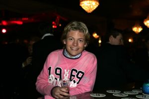 19-01-2006 SHOWBIZZ; GEELS NIEUWJAARSPARTY WEER EEN DAVEREND SUCCES. Vele artiesten waren weer aanwezig op de Geels nieuwjaarsparty in de gezellige Bobsaloon te Uitgeest. Awards waren er o.a. voor Marco Borsato_Jim Bakkum en Julie Fryer_ Jan Smit_Thomas Berge_Gerard Joling en Gordon_Lieke van Lexmond en vele anderen. Al weer 24 jaar de Geels populairiteits awards in Noord Holland, het begint echt een must te worden bij de vele artiesten om hierbij aanwezig te zijn.
foto: Albert den Iseger.