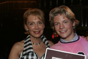 19-01-2006 SHOWBIZZ; GEELS NIEUWJAARSPARTY WEER EEN DAVEREND SUCCES. Vele artiesten waren weer aanwezig op de Geels nieuwjaarsparty in de gezellige Bobsaloon te Uitgeest. Awards waren er o.a. voor Marco Borsato_Jim Bakkum en Julie Fryer_ Jan Smit_Thomas Berge_Gerard Joling en Gordon_Lieke van Lexmond en vele anderen. Al weer 24 jaar de Geels populairiteits awards in Noord Holland, het begint echt een must te worden bij de vele artiesten om hierbij aanwezig te zijn.
foto: Albert den Iseger.