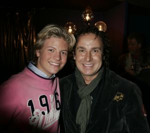 19-01-2006 SHOWBIZZ; GEELS NIEUWJAARSPARTY WEER EEN DAVEREND SUCCES. Vele artiesten waren weer aanwezig op de Geels nieuwjaarsparty in de gezellige Bobsaloon te Uitgeest. Awards waren er o.a. voor Marco Borsato_Jim Bakkum en Julie Fryer_ Jan Smit_Thomas Berge_Gerard Joling en Gordon_Lieke van Lexmond en vele anderen. Al weer 24 jaar de Geels populairiteits awards in Noord Holland, het begint echt een must te worden bij de vele artiesten om hierbij aanwezig te zijn.
foto: Albert den Iseger.