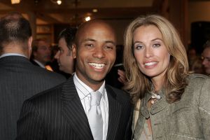 03-10-2004: SHOWBIZZ; FREDERIQUE VAN DER WAL LANCEERT TOP SHOP BOEK BIJ CHRISTIE\'S. Samen met Humberto Tan lanceerde Frederique het boek voor hard shoppers.
foto: Albert den Iseger.