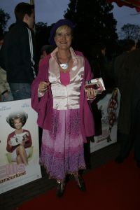 23-10-2004 SHOWBIZZ; GALA PREMIERE VAN DE  FILM  ELLIS IN GLAMOURLAND. Met Linda de Mol Joan Collins en Chris Tates, regie door Pieter Kramer,die bekend werd door de serie Ja Zuster Nee Zuster.
foto: Albert den Iseger.