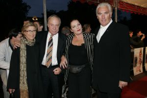 23-10-2004 SHOWBIZZ; GALA PREMIERE VAN DE  FILM  ELLIS IN GLAMOURLAND. Met Linda de Mol Joan Collins en Chris Tates, regie door Pieter Kramer,die bekend werd door de serie Ja Zuster Nee Zuster.
foto: Albert den Iseger.