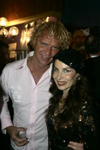 19-01-2006 SHOWBIZZ; GEELS NIEUWJAARSPARTY WEER EEN DAVEREND SUCCES. Vele artiesten waren weer aanwezig op de Geels nieuwjaarsparty in de gezellige Bobsaloon te Uitgeest. Awards waren er o.a. voor Marco Borsato_Jim Bakkum en Julie Fryer_ Jan Smit_Thomas Berge_Gerard Joling en Gordon_Lieke van Lexmond en vele anderen. Al weer 24 jaar de Geels populairiteits awards in Noord Holland, het begint echt een must te worden bij de vele artiesten om hierbij aanwezig te zijn.
foto: Albert den Iseger.
