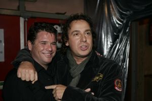 19-01-2006 SHOWBIZZ; GEELS NIEUWJAARSPARTY WEER EEN DAVEREND SUCCES. Vele artiesten waren weer aanwezig op de Geels nieuwjaarsparty in de gezellige Bobsaloon te Uitgeest. Awards waren er o.a. voor Marco Borsato_Jim Bakkum en Julie Fryer_ Jan Smit_Thomas Berge_Gerard Joling en Gordon_Lieke van Lexmond en vele anderen. Al weer 24 jaar de Geels populairiteits awards in Noord Holland, het begint echt een must te worden bij de vele artiesten om hierbij aanwezig te zijn.
foto: Albert den Iseger.