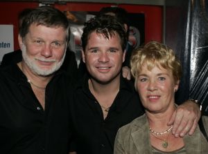 19-01-2006 SHOWBIZZ; GEELS NIEUWJAARSPARTY WEER EEN DAVEREND SUCCES. Vele artiesten waren weer aanwezig op de Geels nieuwjaarsparty in de gezellige Bobsaloon te Uitgeest. Awards waren er o.a. voor Marco Borsato_Jim Bakkum en Julie Fryer_ Jan Smit_Thomas Berge_Gerard Joling en Gordon_Lieke van Lexmond en vele anderen. Al weer 24 jaar de Geels populairiteits awards in Noord Holland, het begint echt een must te worden bij de vele artiesten om hierbij aanwezig te zijn.
foto: Albert den Iseger.