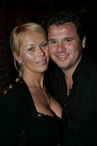 19-01-2006 SHOWBIZZ; GEELS NIEUWJAARSPARTY WEER EEN DAVEREND SUCCES. Vele artiesten waren weer aanwezig op de Geels nieuwjaarsparty in de gezellige Bobsaloon te Uitgeest. Awards waren er o.a. voor Marco Borsato_Jim Bakkum en Julie Fryer_ Jan Smit_Thomas Berge_Gerard Joling en Gordon_Lieke van Lexmond en vele anderen. Al weer 24 jaar de Geels populairiteits awards in Noord Holland, het begint echt een must te worden bij de vele artiesten om hierbij aanwezig te zijn.
foto: Albert den Iseger.