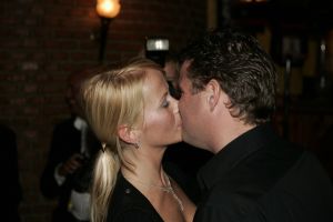 19-01-2006 SHOWBIZZ; GEELS NIEUWJAARSPARTY WEER EEN DAVEREND SUCCES. Vele artiesten waren weer aanwezig op de Geels nieuwjaarsparty in de gezellige Bobsaloon te Uitgeest. Awards waren er o.a. voor Marco Borsato_Jim Bakkum en Julie Fryer_ Jan Smit_Thomas Berge_Gerard Joling en Gordon_Lieke van Lexmond en vele anderen. Al weer 24 jaar de Geels populairiteits awards in Noord Holland, het begint echt een must te worden bij de vele artiesten om hierbij aanwezig te zijn.
foto: Albert den Iseger.
