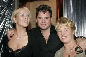 19-01-2006 SHOWBIZZ; GEELS NIEUWJAARSPARTY WEER EEN DAVEREND SUCCES. Vele artiesten waren weer aanwezig op de Geels nieuwjaarsparty in de gezellige Bobsaloon te Uitgeest. Awards waren er o.a. voor Marco Borsato_Jim Bakkum en Julie Fryer_ Jan Smit_Thomas Berge_Gerard Joling en Gordon_Lieke van Lexmond en vele anderen. Al weer 24 jaar de Geels populairiteits awards in Noord Holland, het begint echt een must te worden bij de vele artiesten om hierbij aanwezig te zijn.
foto: Albert den Iseger.