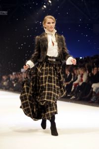 26-01-2006 SHOWBIZZ; ERNY VAN REIJMERSDAL SHOWT WINTERMODE 2006-2007 IN RAI AMSTERDAM. Erny is de meest veelbelovende couturier van Nederland, zo zeggen de experts. Prinsessen liggen aan zijn voeten en in het Belgische wordt hij omarmd door de rich and famous.De ex werknemer van Pauw brengt ontwerpen op de markt die iets mannelijks, iets vrouwelijks,iets historisch en iets hedendaags brengen. Oger Lusink zijn ontdekker zegt: het is simpel hij maakt vrouwen mooier.
foto: Albert den Iseger.