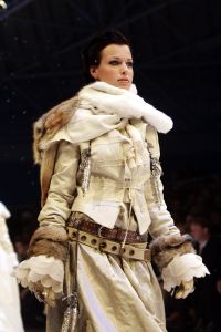 26-01-2006 SHOWBIZZ; ERNY VAN REIJMERSDAL SHOWT WINTERMODE 2006-2007 IN RAI AMSTERDAM. Erny is de meest veelbelovende couturier van Nederland, zo zeggen de experts. Prinsessen liggen aan zijn voeten en in het Belgische wordt hij omarmd door de rich and famous.De ex werknemer van Pauw brengt ontwerpen op de markt die iets mannelijks, iets vrouwelijks,iets historisch en iets hedendaags brengen. Oger Lusink zijn ontdekker zegt: het is simpel hij maakt vrouwen mooier.
foto: Albert den Iseger.