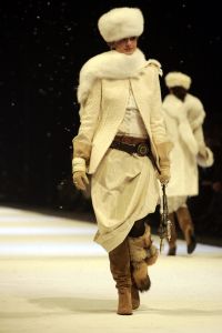 26-01-2006 SHOWBIZZ; ERNY VAN REIJMERSDAL SHOWT WINTERMODE 2006-2007 IN RAI AMSTERDAM. Erny is de meest veelbelovende couturier van Nederland, zo zeggen de experts. Prinsessen liggen aan zijn voeten en in het Belgische wordt hij omarmd door de rich and famous.De ex werknemer van Pauw brengt ontwerpen op de markt die iets mannelijks, iets vrouwelijks,iets historisch en iets hedendaags brengen. Oger Lusink zijn ontdekker zegt: het is simpel hij maakt vrouwen mooier.
foto: Albert den Iseger.