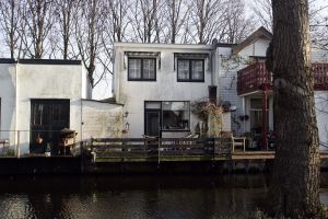 30-01-2006 SHOWBIZZ: HUIS VAN SBS PRESENTATOR VIKTOR BRAND HEEFT ONDERHOUD NODIG. Viktor Brand zijn woonhuis in de nabijheid van Hilversum heeft nodig een lijkje verf nodig. Viktor die op  19 Februari a.s. jarig is woont heerlijk buiten het drukke Hilversum in het landelijke Graveland. Waarschijnelijk heeft Viktor het te druk met zijn werkzaamheden als presentator bij SBS 6, zodat onderhoud aan zijn huisje even moet wachten.
foto: Albert den Iseger.