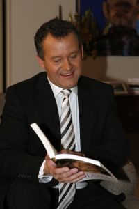28-11-2006 SHOWBIZZ; EVERT SANTEGOEDS ONTVANGT PAUL BURRELL THUIS IN AMSTERDAM.Het werd een gezellig samenzijn thuis bij Evert Santegoeds en Paul Burrell de ex butler van princess Diana. 
foto: Albert den Iseger.