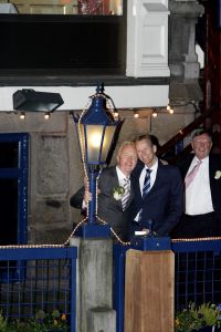 23-12-2006 SHOWBIZZ; ANDRE VAN DUIN EN MARTIN ELFERINK TREDEN IN HET HUWELIJK.Na 4 jaar samenwonen stapten Andre van Duin en Martin Elferink letterlijk in het huwelijksbootje. Voor de deur van Carre beloofde de komiek eeuwige trouw aan zijn zeventien jaar jongere vriend.Getuige was slechts een select gezelschap oa. Simone Kleinsma_ Guus Verstraete_ Joop en Janine van den Ende_manager Theo Rekkers_ Tom Westermeijer en Connie van Gorp.
foto: Albert den Iseger 