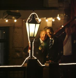 23-12-2006 SHOWBIZZ; ANDRE VAN DUIN EN MARTIN ELFERINK TREDEN IN HET HUWELIJK.Na 4 jaar samenwonen stapten Andre van Duin en Martin Elferink letterlijk in het huwelijksbootje. Voor de deur van Carre beloofde de komiek eeuwige trouw aan zijn zeventien jaar jongere vriend.Getuige was slechts een select gezelschap oa. Simone Kleinsma_ Guus Verstraete_ Joop en Janine van den Ende_manager Theo Rekkers_ Tom Westermeijer en Connie van Gorp.
foto: Albert den Iseger 