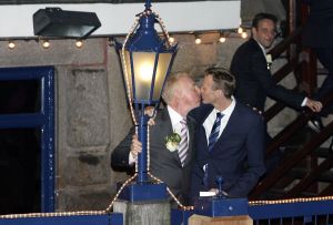 23-12-2006 SHOWBIZZ; ANDRE VAN DUIN EN MARTIN ELFERINK TREDEN IN HET HUWELIJK.Na 4 jaar samenwonen stapten Andre van Duin en Martin Elferink letterlijk in het huwelijksbootje. Voor de deur van Carre beloofde de komiek eeuwige trouw aan zijn zeventien jaar jongere vriend.Getuige was slechts een select gezelschap oa. Simone Kleinsma_ Guus Verstraete_ Joop en Janine van den Ende_manager Theo Rekkers_ Tom Westermeijer en Connie van Gorp.
foto: Albert den Iseger 