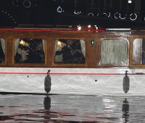 23-12-2006 SHOWBIZZ; ANDRE VAN DUIN EN MARTIN ELFERINK TREDEN IN HET HUWELIJK.Na 4 jaar samenwonen stapten Andre van Duin en Martin Elferink letterlijk in het huwelijksbootje. Voor de deur van Carre beloofde de komiek eeuwige trouw aan zijn zeventien jaar jongere vriend.Getuige was slechts een select gezelschap oa. Simone Kleinsma_ Guus Verstraete_ Joop en Janine van den Ende_manager Theo Rekkers_ Tom Westermeijer en Connie van Gorp.
foto: Albert den Iseger 
