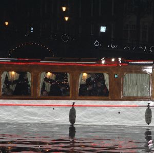 23-12-2006 SHOWBIZZ; ANDRE VAN DUIN EN MARTIN ELFERINK TREDEN IN HET HUWELIJK.Na 4 jaar samenwonen stapten Andre van Duin en Martin Elferink letterlijk in het huwelijksbootje. Voor de deur van Carre beloofde de komiek eeuwige trouw aan zijn zeventien jaar jongere vriend.Getuige was slechts een select gezelschap oa. Simone Kleinsma_ Guus Verstraete_ Joop en Janine van den Ende_manager Theo Rekkers_ Tom Westermeijer en Connie van Gorp.
foto: Albert den Iseger 
