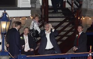 23-12-2006 SHOWBIZZ; ANDRE VAN DUIN EN MARTIN ELFERINK TREDEN IN HET HUWELIJK.Na 4 jaar samenwonen stapten Andre van Duin en Martin Elferink letterlijk in het huwelijksbootje. Voor de deur van Carre beloofde de komiek eeuwige trouw aan zijn zeventien jaar jongere vriend.Getuige was slechts een select gezelschap oa. Simone Kleinsma_ Guus Verstraete_ Joop en Janine van den Ende_manager Theo Rekkers_ Tom Westermeijer en Connie van Gorp.
foto: Albert den Iseger 