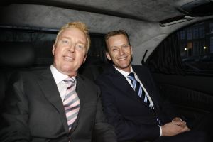 23-12-2006 SHOWBIZZ; ANDRE VAN DUIN EN MARTIN ELFERINK TREDEN IN HET HUWELIJK.Na 4 jaar samenwonen stapten Andre van Duin en Martin Elferink letterlijk in het huwelijksbootje. Voor de deur van Carre beloofde de komiek eeuwige trouw aan zijn zeventien jaar jongere vriend.Getuige was slechts een select gezelschap oa. Simone Kleinsma_ Guus Verstraete_ Joop en Janine van den Ende_manager Theo Rekkers_ Tom Westermeijer en Connie van Gorp.
foto: Albert den Iseger 