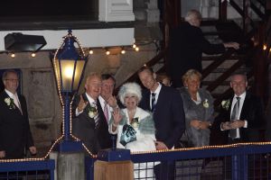 23-12-2006 SHOWBIZZ; ANDRE VAN DUIN EN MARTIN ELFERINK TREDEN IN HET HUWELIJK.Na 4 jaar samenwonen stapten Andre van Duin en Martin Elferink letterlijk in het huwelijksbootje. Voor de deur van Carre beloofde de komiek eeuwige trouw aan zijn zeventien jaar jongere vriend.Getuige was slechts een select gezelschap oa. Simone Kleinsma_ Guus Verstraete_ Joop en Janine van den Ende_manager Theo Rekkers_ Tom Westermeijer en Connie van Gorp.
foto: Albert den Iseger 
