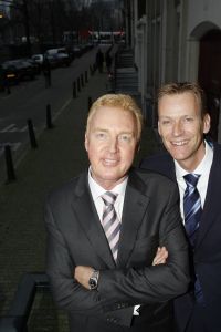 23-12-2006 SHOWBIZZ; ANDRE VAN DUIN EN MARTIN ELFERINK TREDEN IN HET HUWELIJK.Na 4 jaar samenwonen stapten Andre van Duin en Martin Elferink letterlijk in het huwelijksbootje. Voor de deur van Carre beloofde de komiek eeuwige trouw aan zijn zeventien jaar jongere vriend.Getuige was slechts een select gezelschap oa. Simone Kleinsma_ Guus Verstraete_ Joop en Janine van den Ende_manager Theo Rekkers_ Tom Westermeijer en Connie van Gorp.
foto: Albert den Iseger 